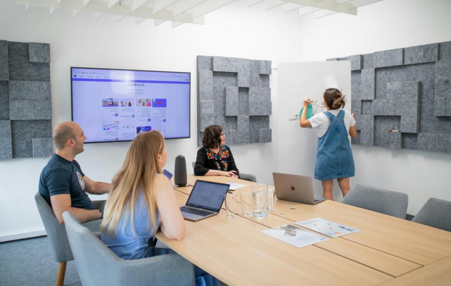 Profitabilitätsanalyse Arbeitsbereich mit Finanzunterlagen und Laptop