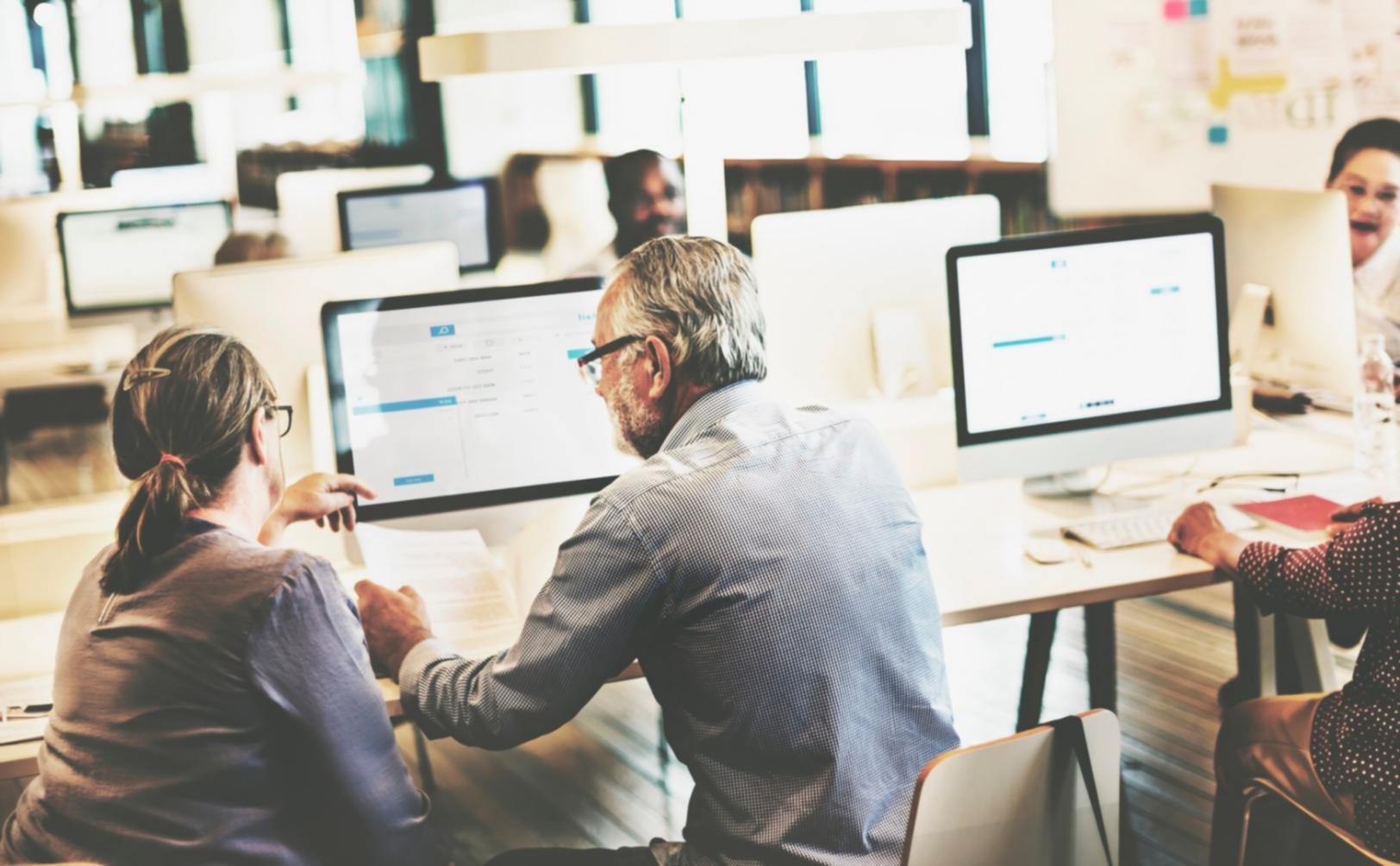 Analyse von Finanzkennzahlen während einer Webinar-Session