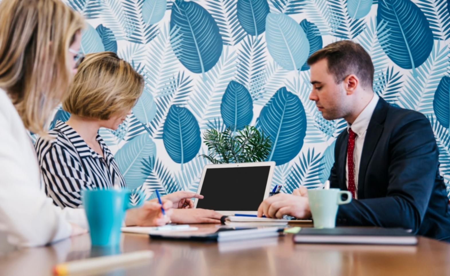 Moderne Büroumgebung mit klarer Struktur