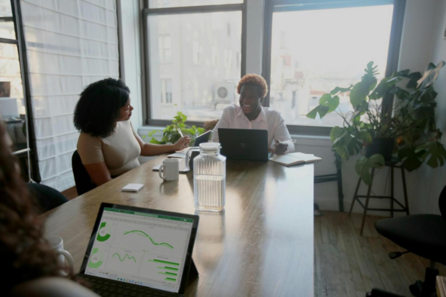 Professioneller Arbeitsplatz mit klarer Organisation